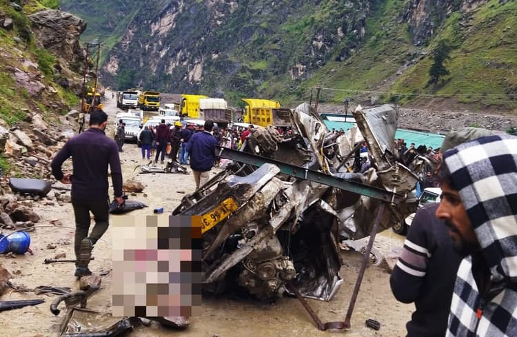 जम्मू-कश्मीर में बड़ा हादसा, क्रूजर वाहन दुर्घटनाग्रस्त होने से 7 लोगों की मौत