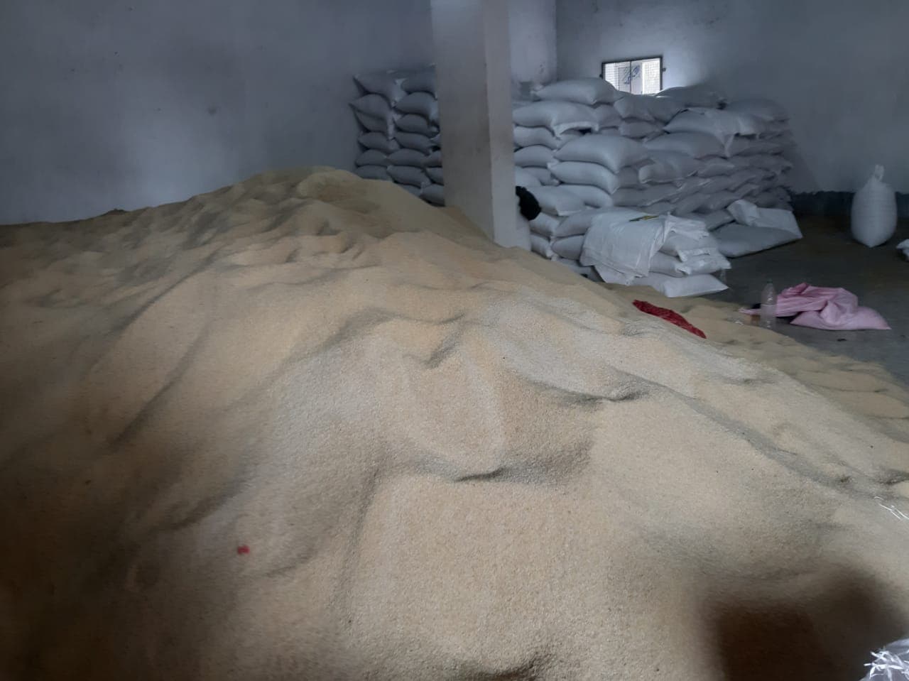 Jharkhand News : करीब 20 लाख रुपये का सरकारी अनाज जमशेदपुर से जब्त, छापामारी में दो गिरफ्तार