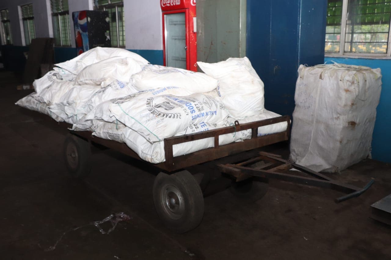 Train News : टाटानगर स्टेशन पार्सल गोदाम में दक्षिण पूर्व रेलवे विजिलेंस टीम की छापामारी, 30 पैकेट सोडियम नाइट्रेट के साथ पार्सल एजेंट गिरफ्तार