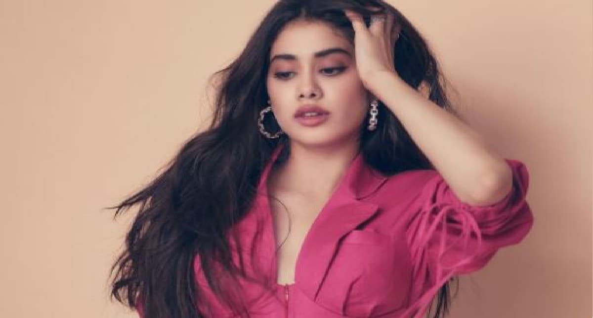 गुस्से में जाह्नवी कपूर अपनी मेकअप आर्टिस्ट से लड़ पड़ी! सोशल मीडिया पर तेजी से वायरल हो रहा VIDEO