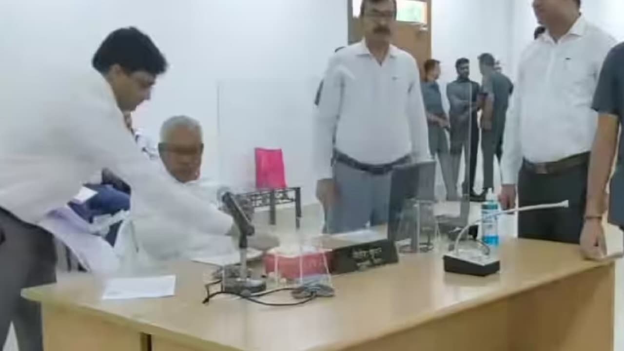 जनता दरबार में अधिकारी के हाथ से कागज गिरने पर भड़के नीतीश कुमार, बोले- तुम्हारा तो जूता है नीचे