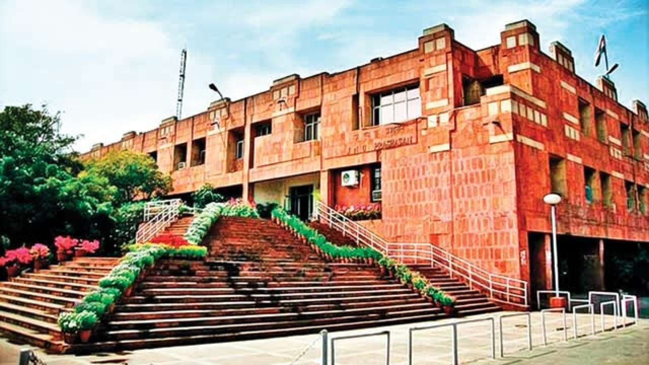 JNU: फिर सुर्खियों में आया जेएनयू, दीवारों पर लिखे गए ब्राह्मण विरोधी नारे