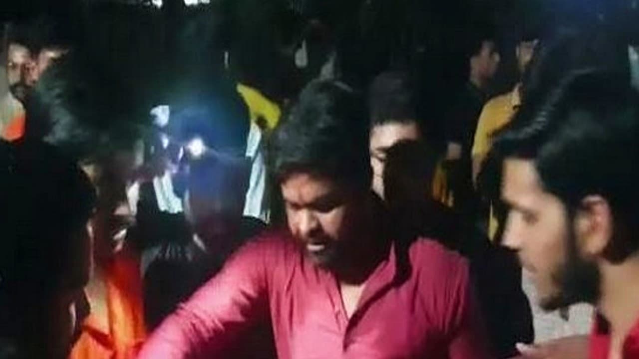 रामनवमी के दिन वेज vs नॉन वेज! जेएनयू में मांसाहरी भोजन परोसने का विरोध, आपस में भिड़े छात्र संगठन