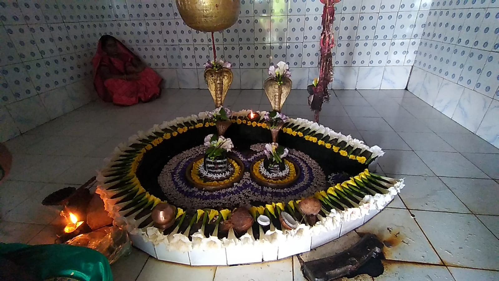 झारखंड के इस जोड़ा शिवलिंग पर चढ़ाते हैं 'पाताल गंगा' का जल, तीन फुट के कुएं से निकलता रहता है पानी