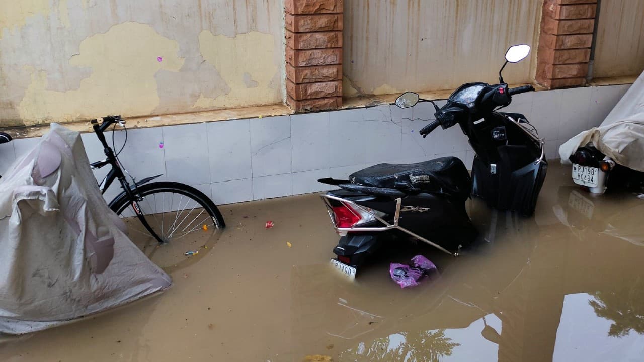 Rajasthan Weather: राजस्थान के जोधपुर में भारी बारिश का दौर जारी, एक दर्जन ट्रेनें रद्द, स्कूल बंद