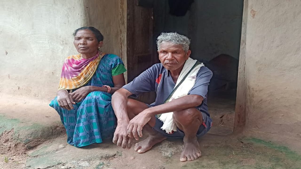 शहीद तेलंगा खड़िया के वंशज जोगिया के कब्र के बगल में पत्नी को दफनाया,बेटे ने 2000 खर्च कर गांव लाया था शव