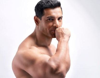 बिना कपड़े के जॉन अब्राहम ने शेयर की फोटो, पिलो पिक में हॉट दिखे दोस्ताना एक्टर