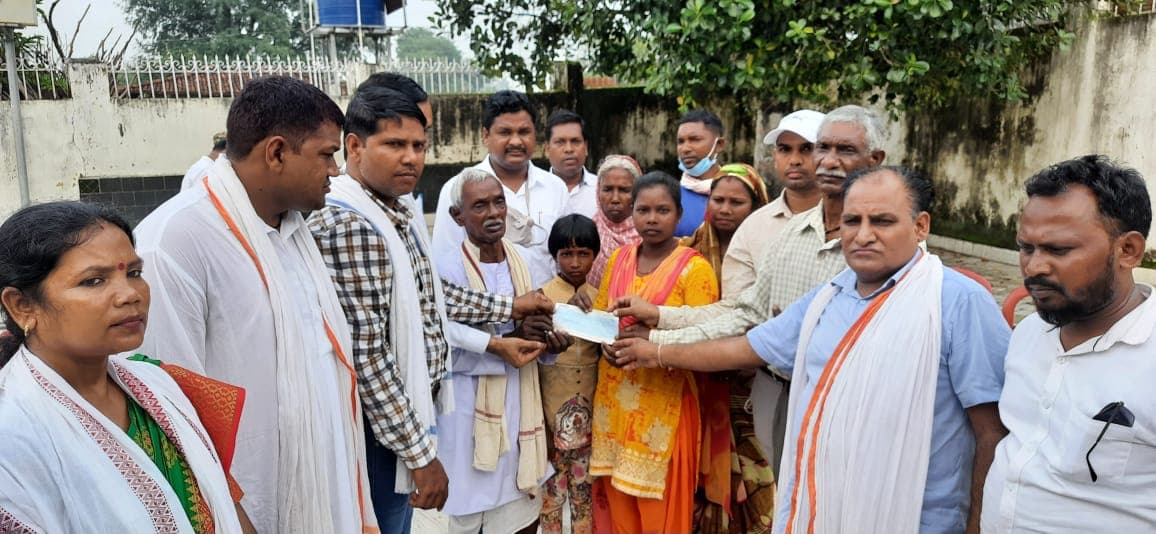 राजस्थान का मीणा समुदाय पहुंचा झारखंड, भगवान बिरसा मुंडा की परपोती जौनी मुंडा को दिये पांच लाख रुपये