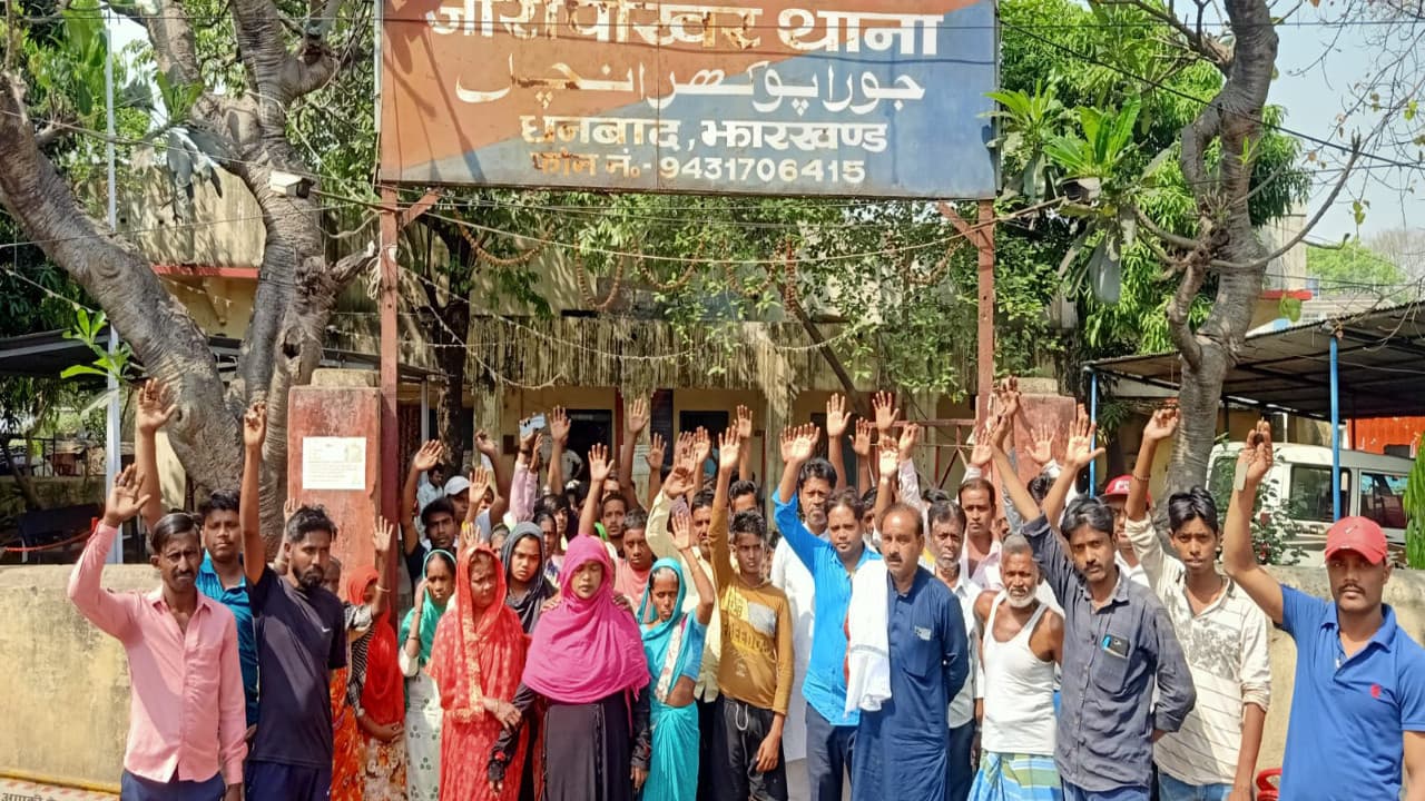 नाबालिग का शव तालाब से बरामद होने पर धनबाद के जोड़ापोखर में लोगों का फूटा गुस्सा, थाना का किया घेराव