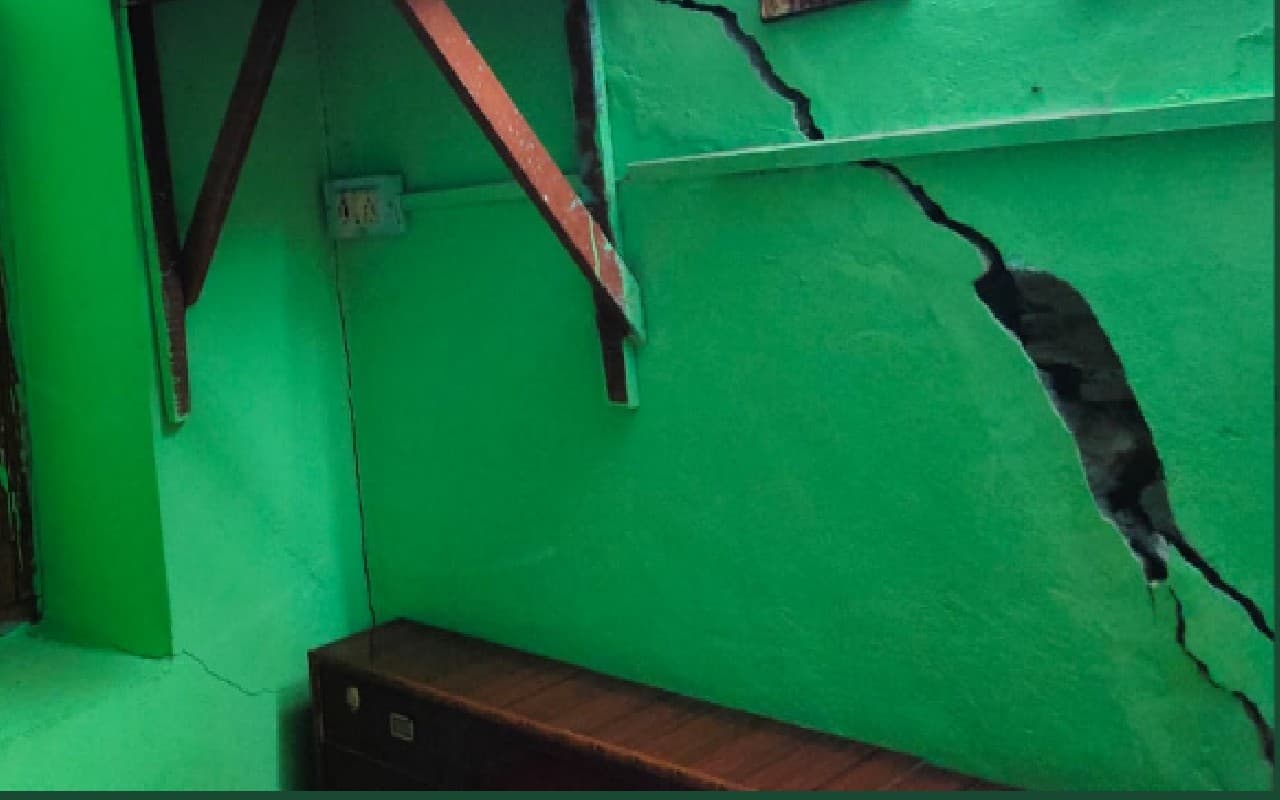 उत्तराखंड के जोशीमठ में मकानों में दरारें, सहमे लोग, प्रशाासन ने उठाया ये कदम