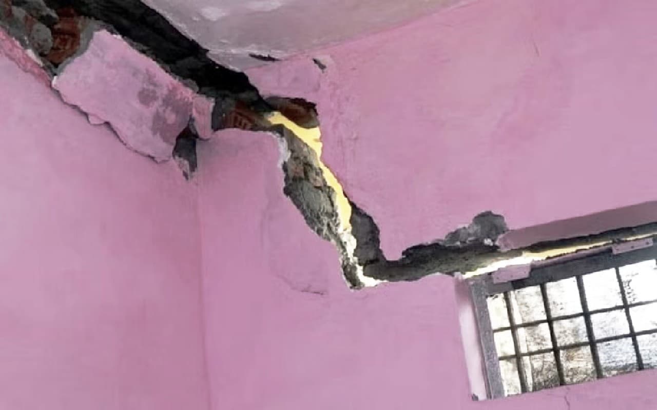 Uttarakhand: जोशीमठ में दिखी 6 फीट गहरी दरार, दहशत में जी रहे स्थानीय लोग
