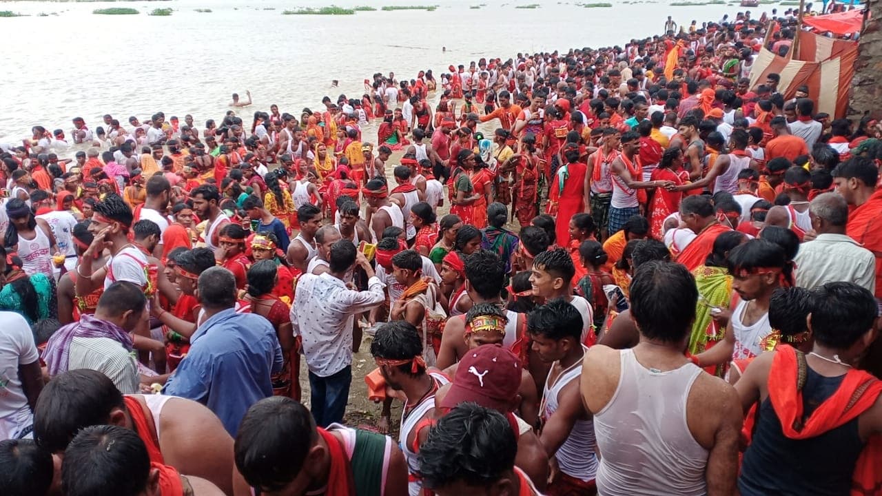 श्रावणी मेला 2022 : तीसरी सोमवारी के लिए डाकबमों का उमड़ा सैलाब, 70 हजार कांवरियों ने भरा जल