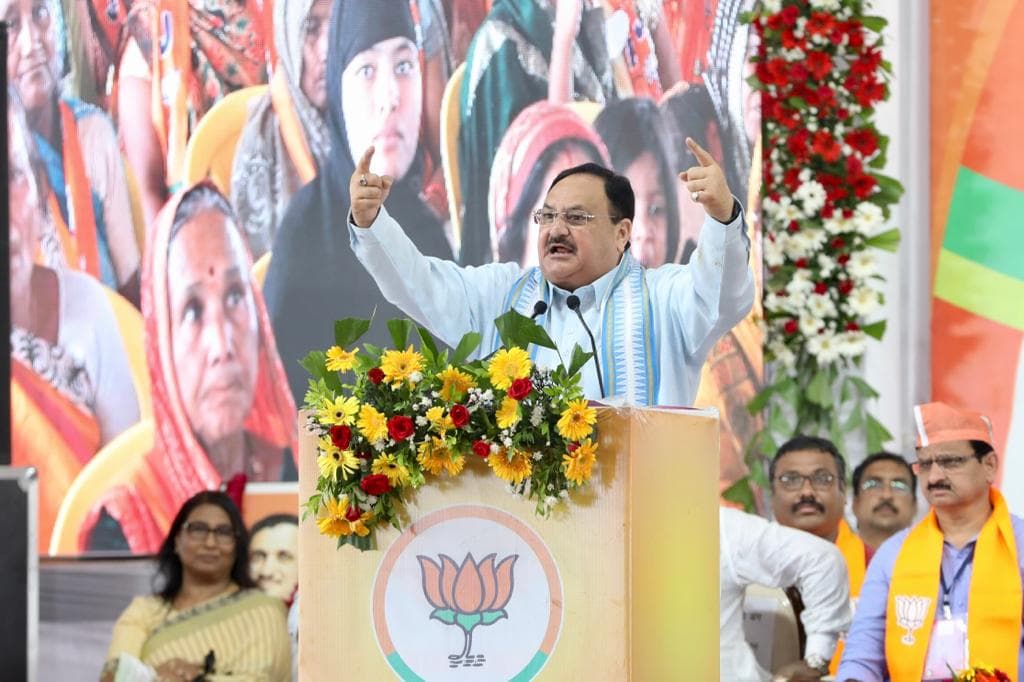 अमित शाह पहुंचे पटना, कार्यकर्ताओं ने स्वागत में सड़कों पर बिछाए फूल, एयरपोर्ट पर हुआ जोरदार स्वागत