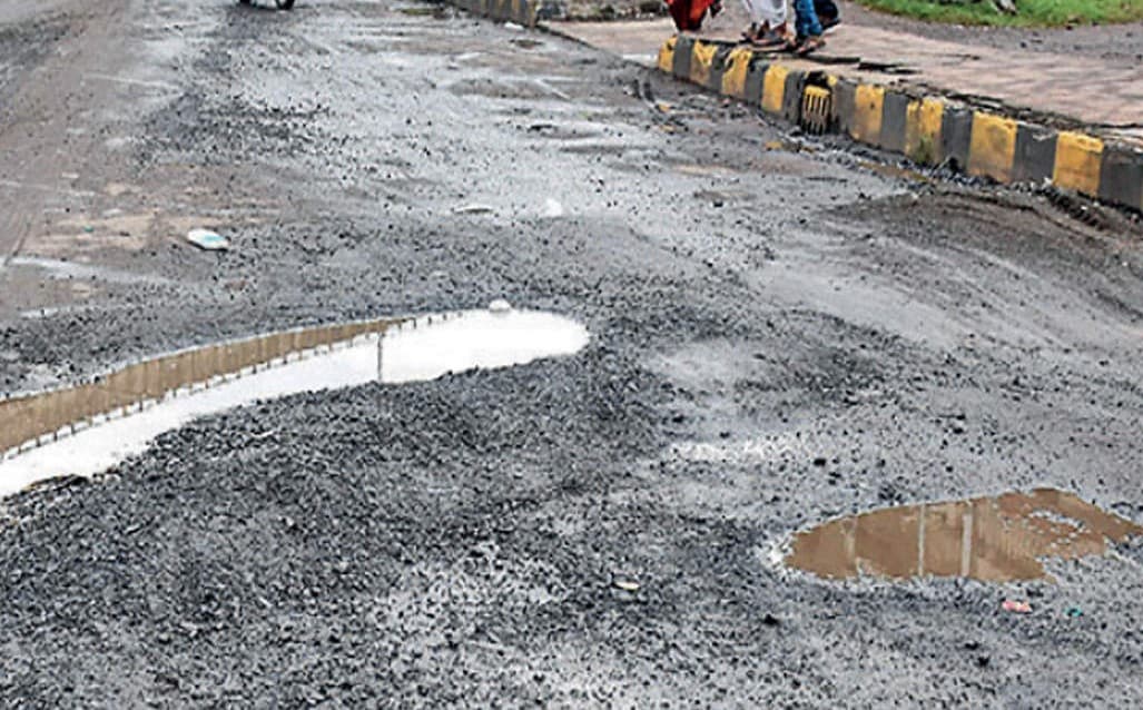 चौपारण की बदहाल सड़कों पर पैदल चलने में परेशानी