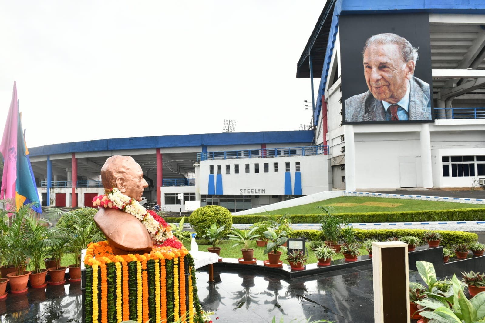 जेआरडी टाटा की 117वीं जयंती : स्पोर्ट्स कांम्प्लेक्स में जेआरडी टाटा की बनायी गयी 30 फीट ऊंची रॉबोटिक पेंटिंग