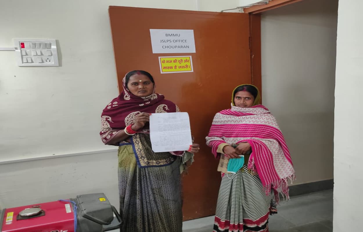 चौपारण में JSLPS की दीदियां ब्लॉक ऑफिस का लगा रही चक्कर, जानें क्यों