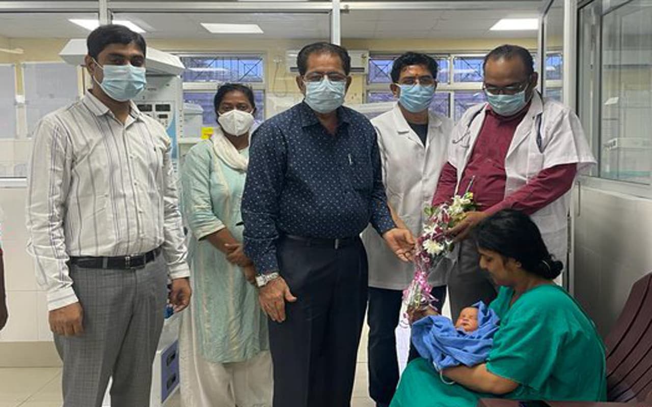 जमशेदपुर में चिकित्सक दंपती ने पेश की मिसाल, सरकारी अस्पताल में डॉक्टर पत्नी का हुआ सफल ऑपरेशन