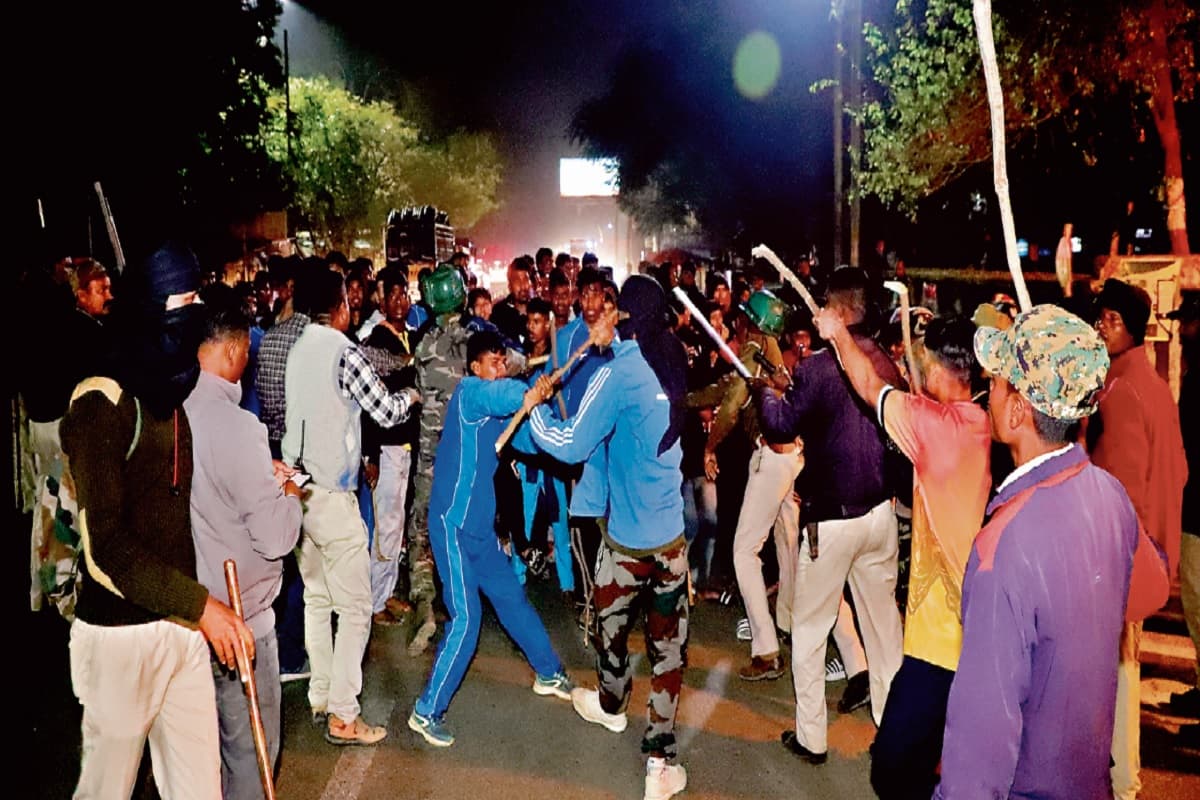 JSSPS की प्रशिक्षु खिलाड़ी की मौत से साथी हुए उग्र, विरोध में सड़क पर उतरे, पुलिस ने बरसायी लाठियां