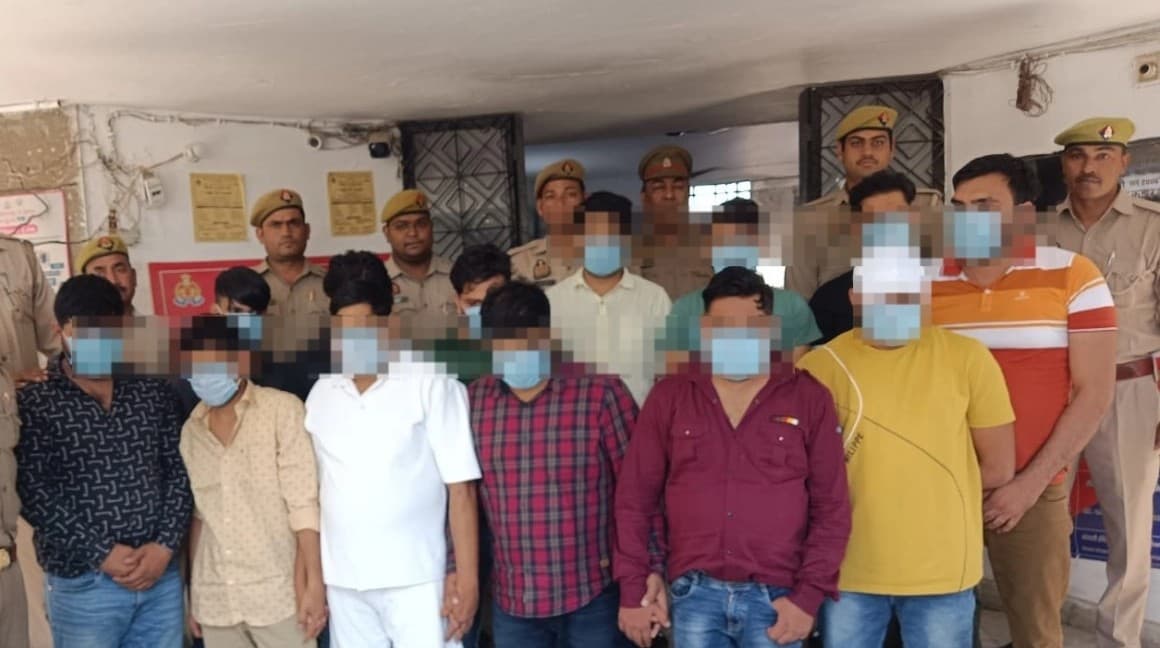 गाजियाबादः होटल में खेला जा रहा था जुआ, पुलिस ने ऐसे किया रैकेट का भंडाफोड़, 15 लोग गिरफ्तार