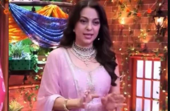 The Kapil Sharma Show : कृष्णा अभिषेक ने जूही चावला को गिफ्ट किया तकिया और चेन, कपिल शर्मा भी हुए कंफ्यूज