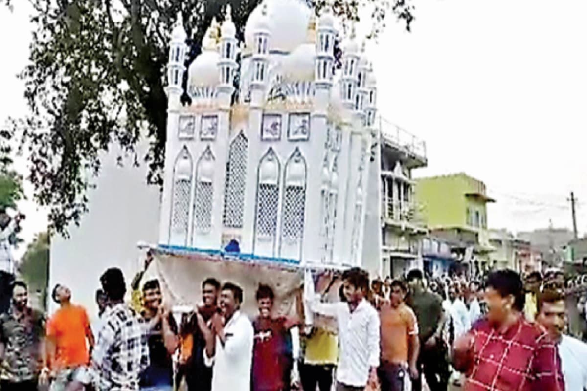 बोकारो: जुलूस निकलने पर भी नहीं कटी बिजली, तार में सटा ताजिया, 4 की मौत, 9 घायल