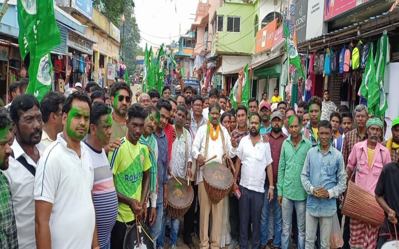 झारखंड में 1932 का खतियान लागू होने पर JMM नेताओं ने निकाला जुलूस, देखें तस्वीरें