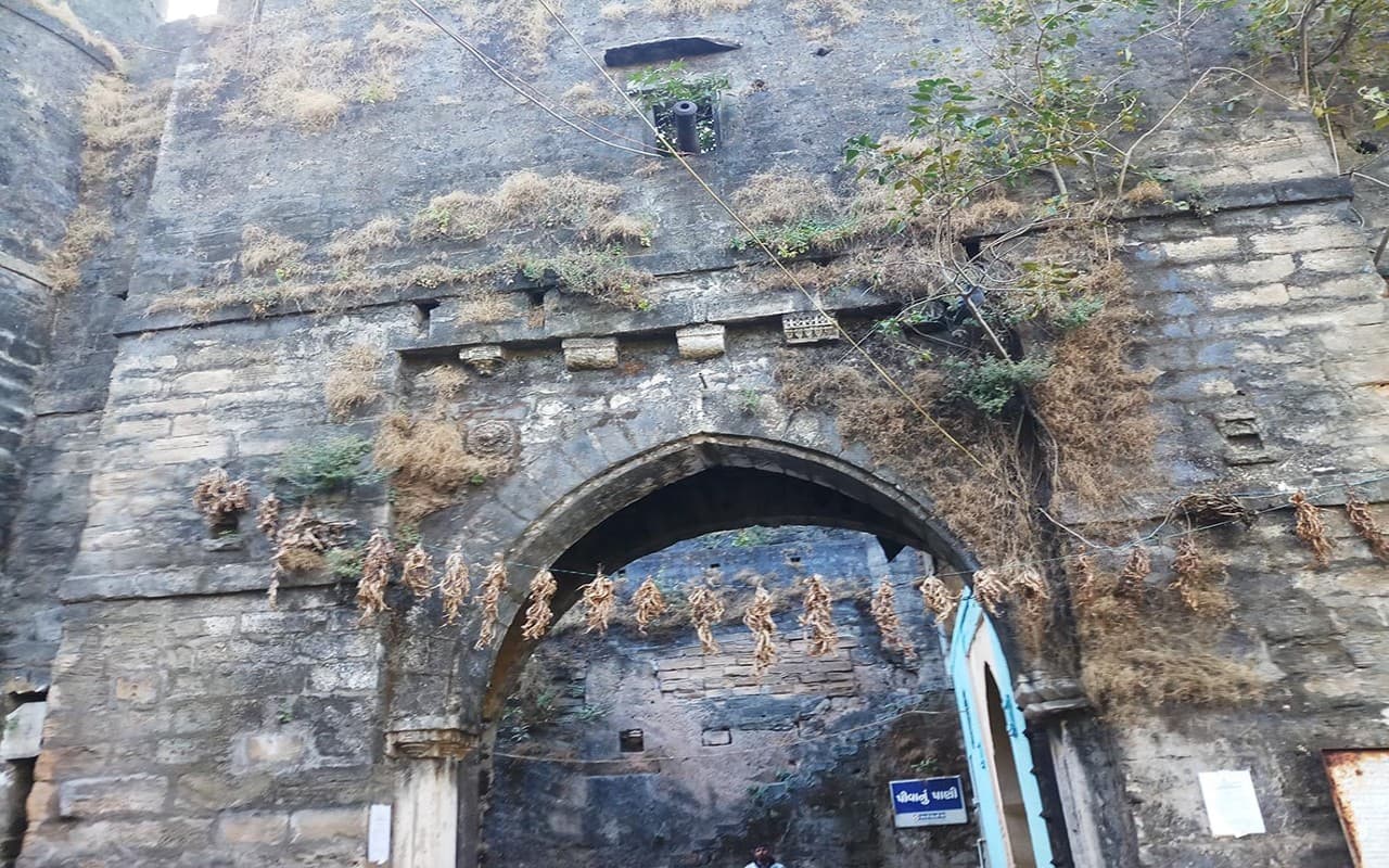 Tourism: रहस्यों से भरा है जूनागढ़ का किला