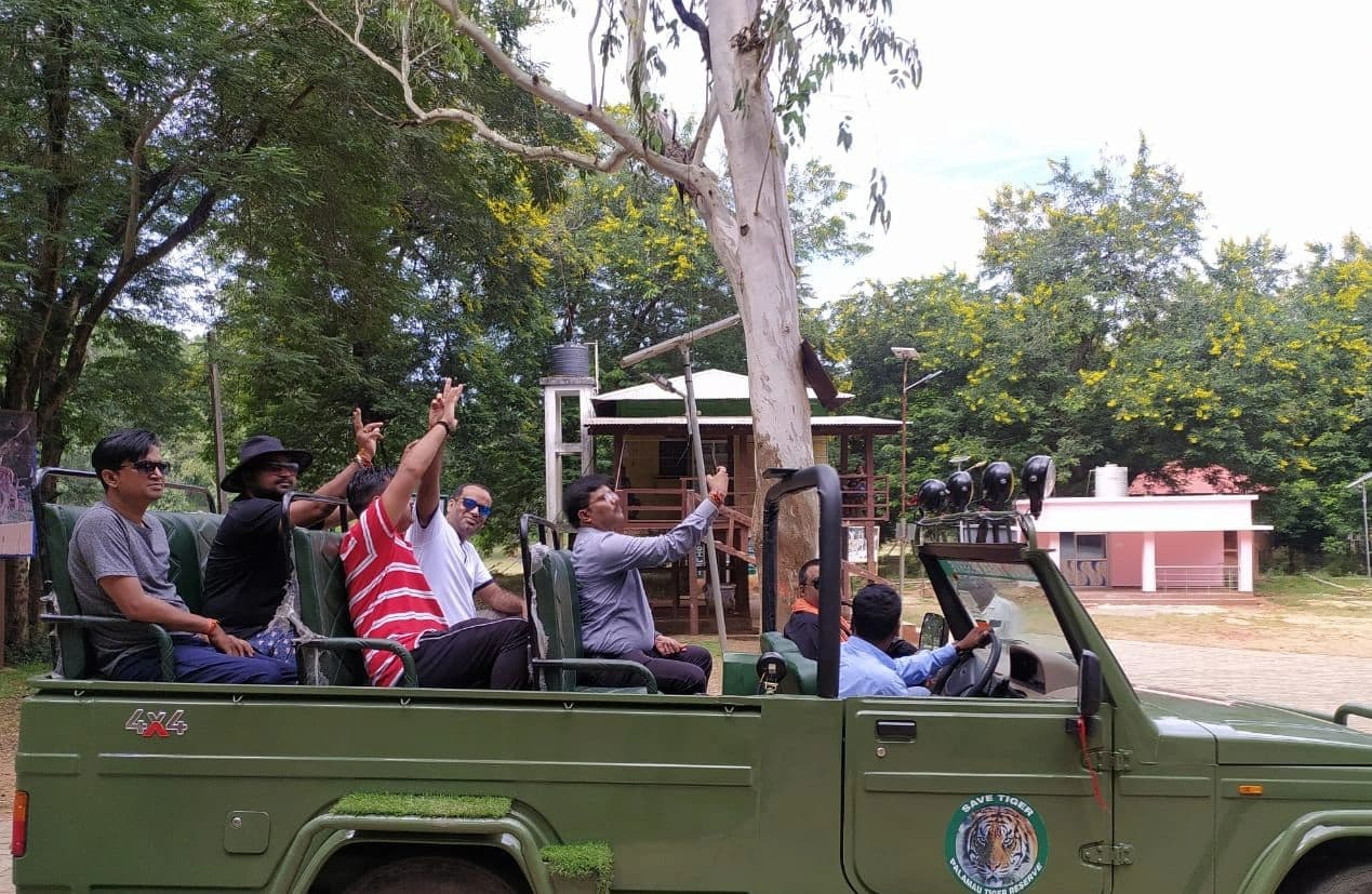 वाल्मीकिनगर में पर्यटक ले रहे जंगल सफारी का मजा, बोले- यह इलाका बिहार का कश्मीर