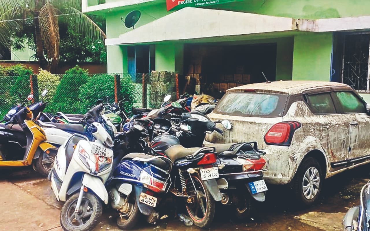 कबाड़खाने में तब्दील हुआ आबकारी कार्यालय, स्थिति देख चौंक जाएंगे आप