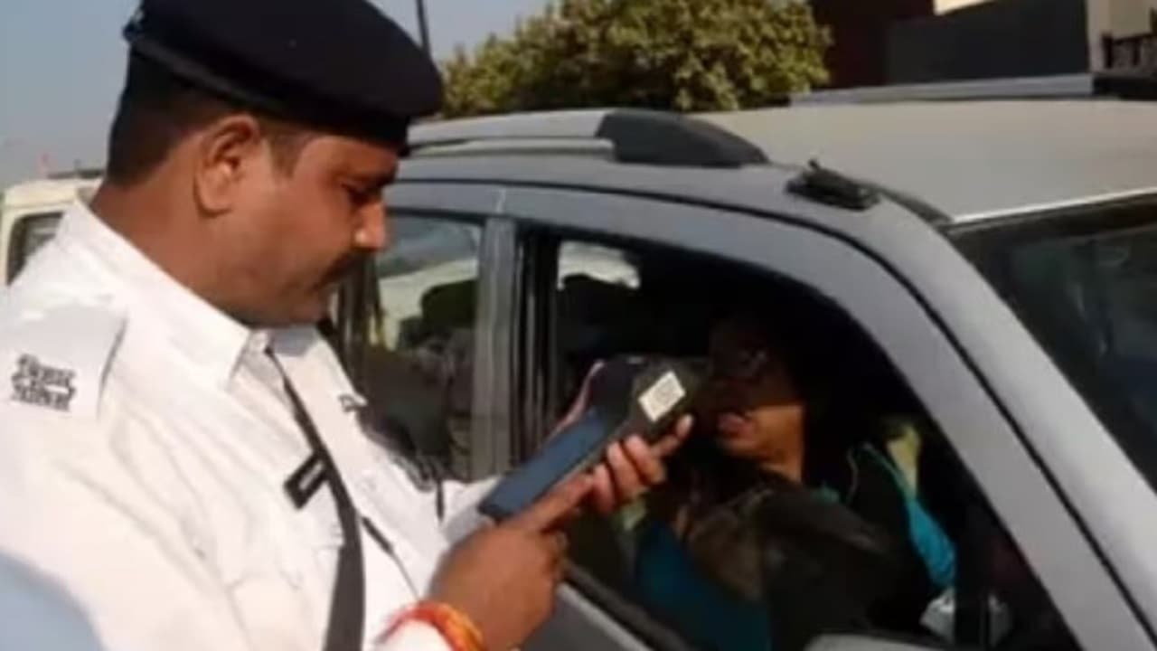 बिहार: गाड़ियों में काला शीशा लगाने वालों पर  पुलिस करेगी कार्रवाई, जानें कारण व कितने का लगेगा जुर्माना