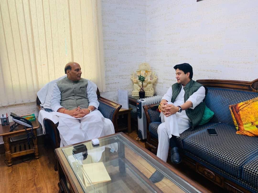 राजनाथ से मिलने के बाद गृह मंत्री अमित शाह के पास पहुंचे सिंधिया, गर्मजोशी के साथ हुई मुलाकात