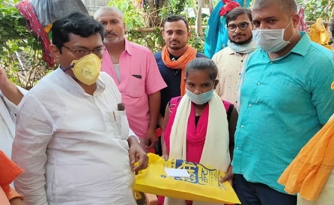 साइकिल गर्ल ज्योति से मिलने सिरहुल्ली पहुंचे सांसद अशोक कुमार यादव, देश का नाम रोशन करने दी नसीहत