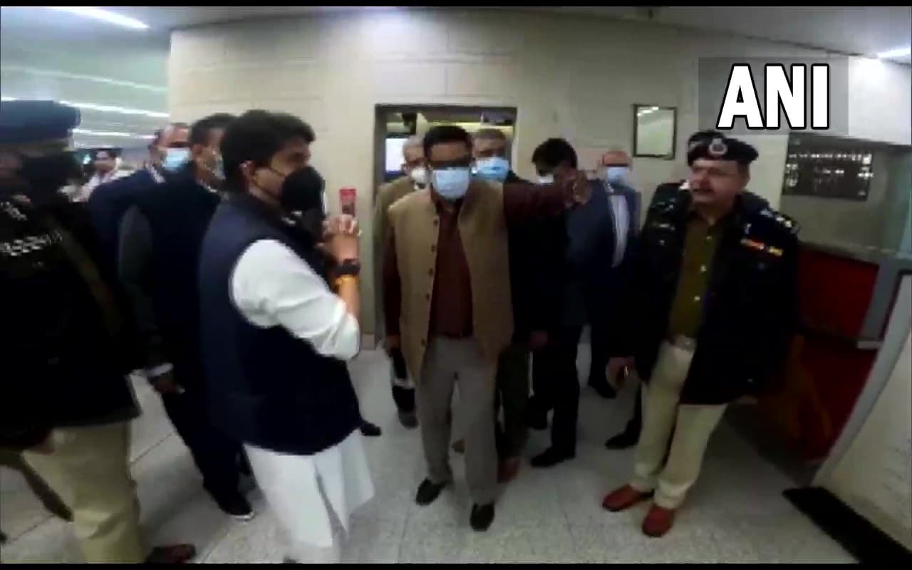 Delhi: ज्योतिरादित्य सिंधिया ने दिल्ली हवाई अड्डे का किया औचक निरीक्षण, शिकायत के बाद की कार्रवाई