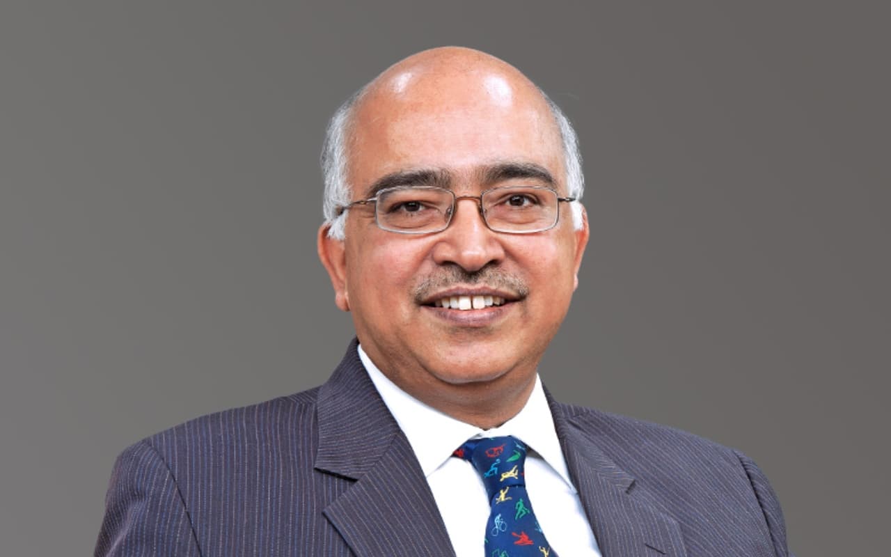 जानिए उस शख्स को जिन्होंने सरकारी नौकरी छोड़ बनाई 555000 करोड़ की कंपनी, आज इतना है नेटवर्थ...