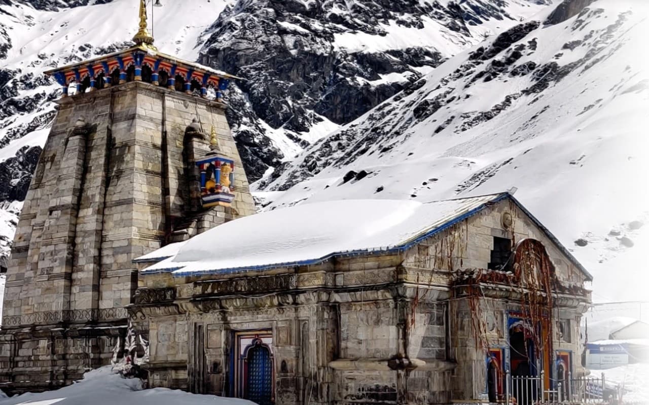 मक्का लदा ट्रक पलटा, नीचे दबने से बालिका की मौत