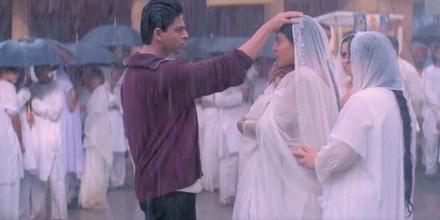 Shah Rukh Khan और Kajol के इस सीन को देखकर लोगों को याद आया मिक्सर का ढक्कन और मम्मी, Viral हो रहा है K3G का ये Video