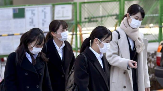 Coronavirus: जापान के पीएम ने दिया घर से न निकलने का संदेश, सोशल मीडिया यूजर्स  ने निकाली भड़ास