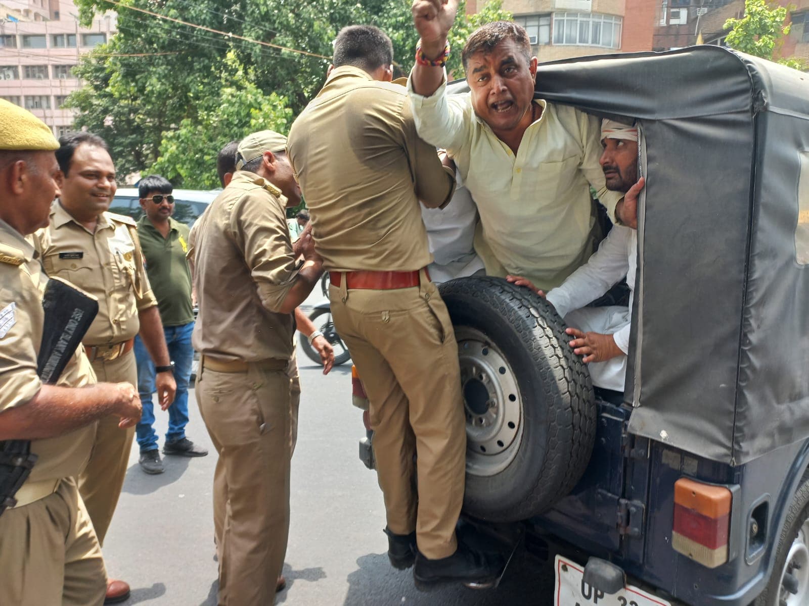 नेशनल हेराल्ड केस: लखनऊ में ED के खिलाफ कांग्रेस का जोरदार विरोध प्रदर्शन, आराधना मिश्रा हाउस अरेस्ट