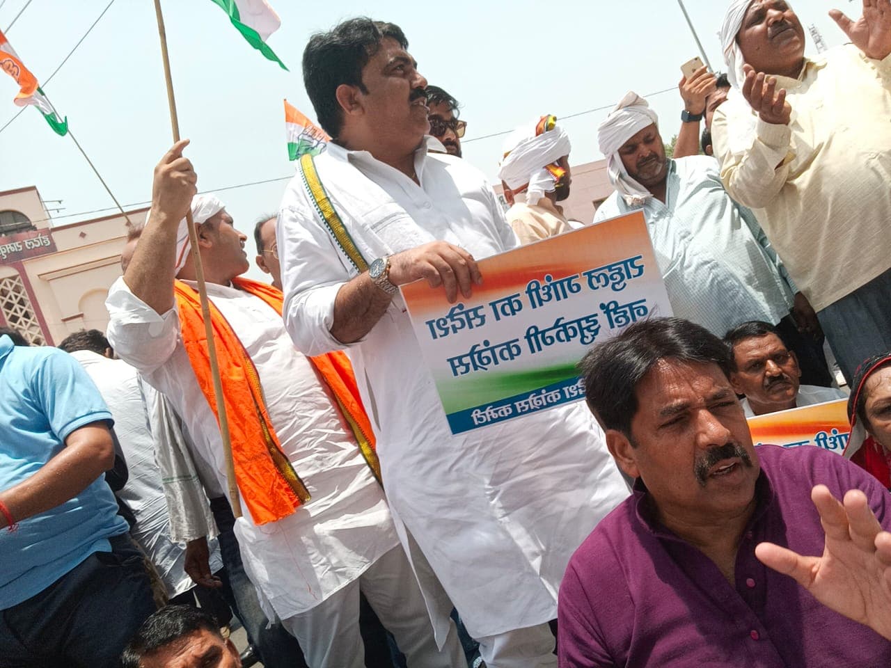 नेशनल हेराल्ड केस: लखनऊ में ED के खिलाफ कांग्रेस का हल्ला बोल, पुलिस ने कार्यकर्ताओं को किया गिरफ्तार