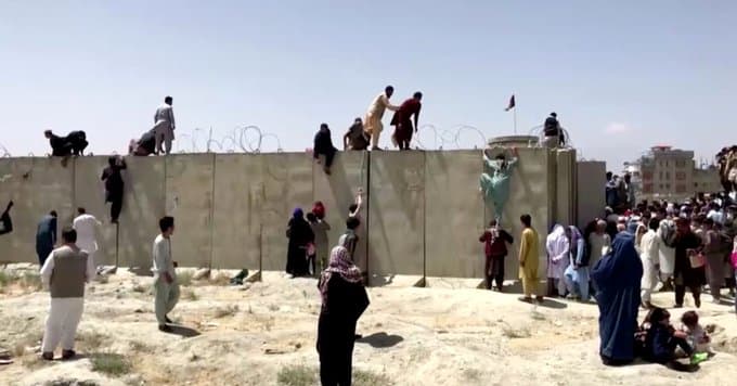 काबुल एयरपोर्ट पर अफरातफरी, फायरिंग में सात की मौत, भारत ने अबतक 400 लोगों को निकाला