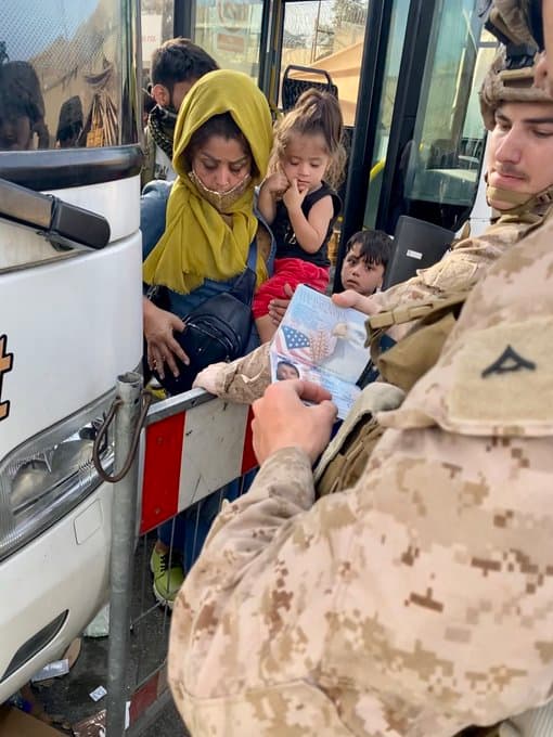 तालिबान का खौफ : गंदे नाले के बीच खड़े होकर अफगानी लगा रहे मदद की गुहार...