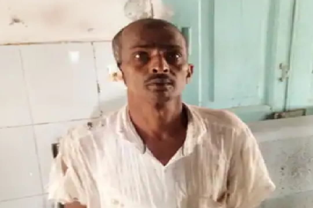 सीतामढ़ी में उधार नहीं देने पर अपराधियों ने दांत से काट लिया दुकानदार का कान