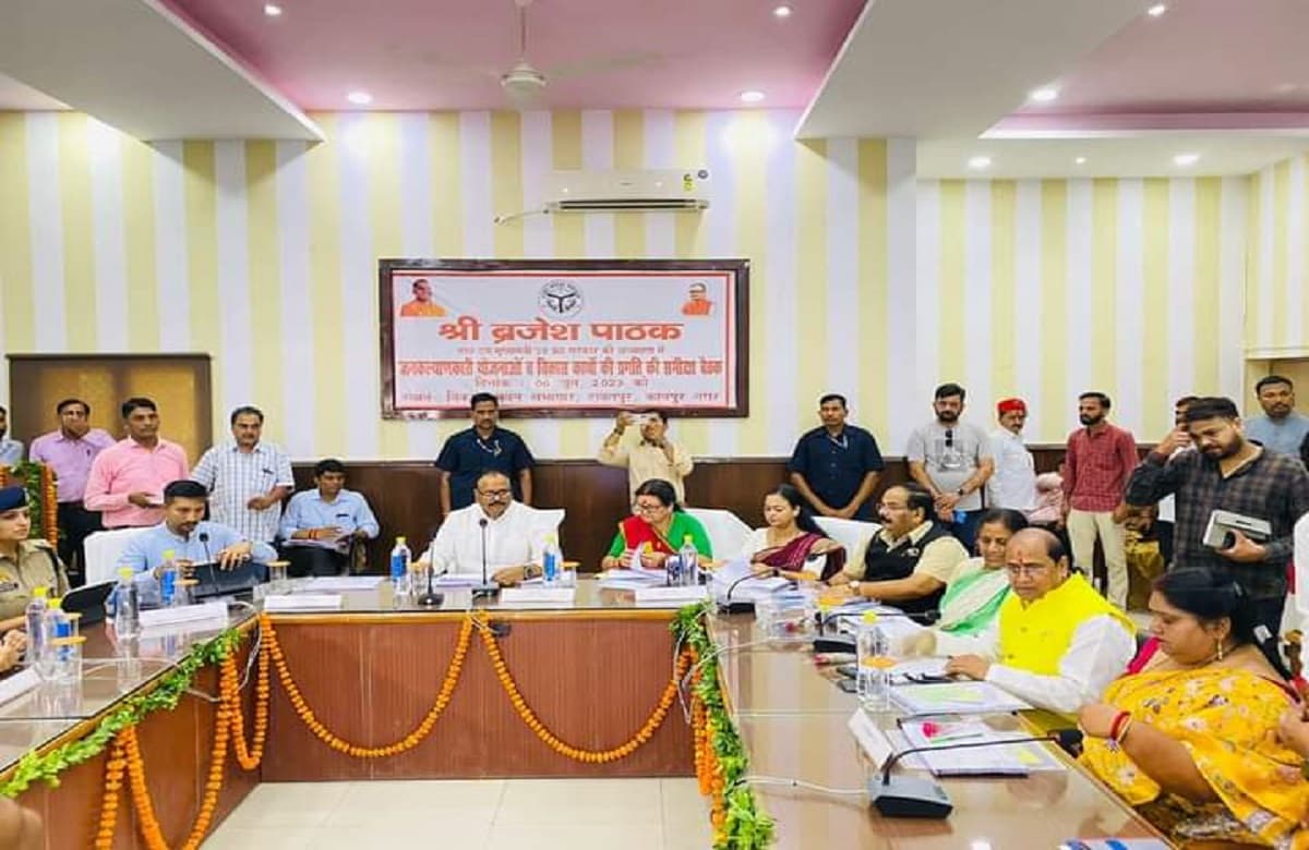 कानपुर: समीक्षा बैठक में अफसरों को गैरहाजिर देख खफा हुए डिप्टी सीएम बृजेश पाठक, बोले- मीटिंग को बना रखा मजाक