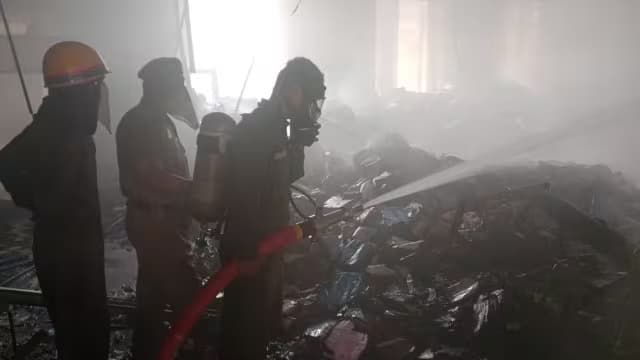 कानपुरः सीएसजेएमयू के मूल्यांकन भवन में लगी आग, प्रश्न पत्र जलकर राख, दमकल की 6 गाड़ियों ने पाया काबू