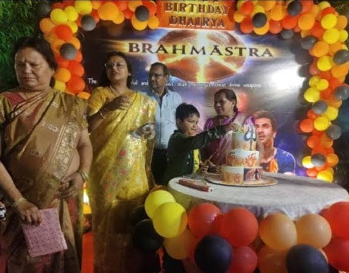 कानपुरः विवादों में घिरी DM नेहा जैन, बेटे के 'ब्रह्मास्त्र' केक पर हिंदू संगठन भड़का, मांगनी पड़ी माफी