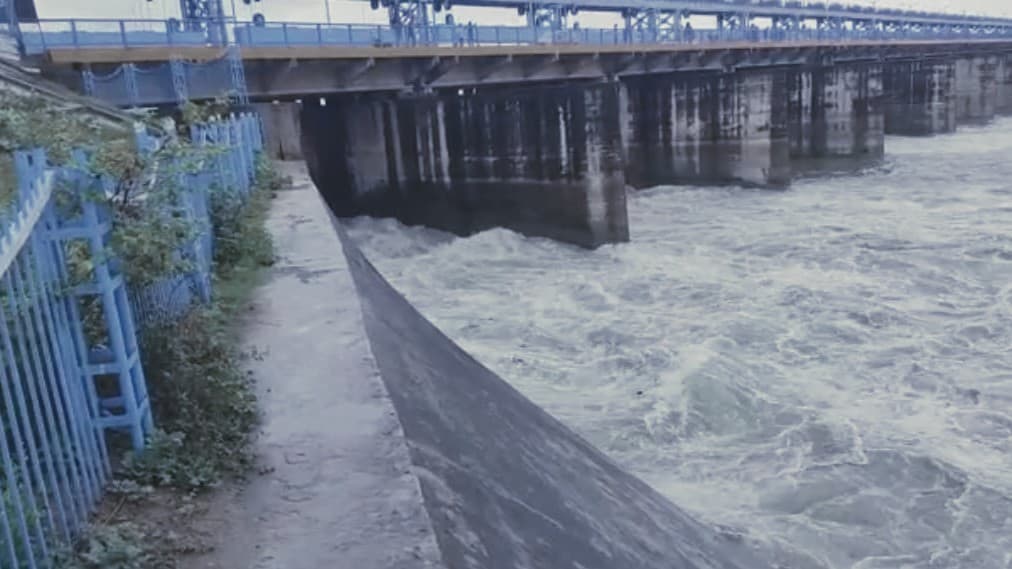 कानपुर में गंगा का बढ़ा जलस्तर, बैराज के खोले गए गेट, जिला प्रशासन अलर्ट