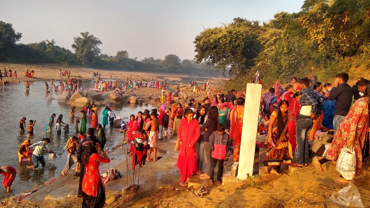 Kartik Purnima 2020 : कार्तिक पूर्णिमा पर श्रद्धालुओं ने लगायी आस्था की डुबकी, किया दीप दान