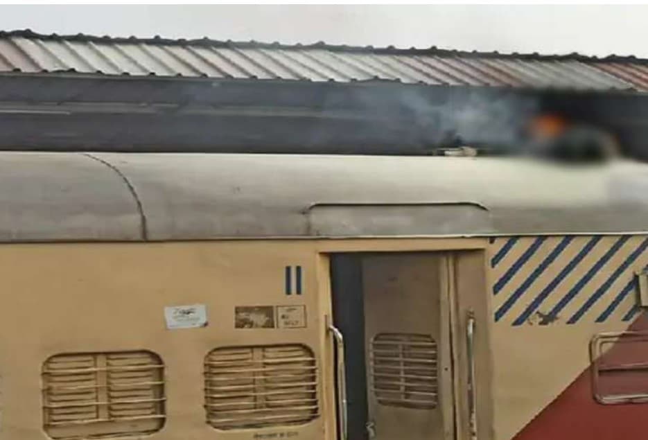 Kasganj: चप्पल लेकर ट्रेन की बोगी पर चढ़ा बंदर, उतारने गए युवक की करंट से जलकर मौत,  मंजर देख सहमे लोग