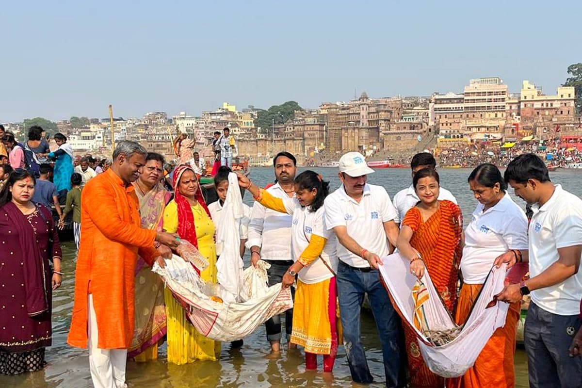 Ganga Dussehra 2023: गंगा दशहरा पर वाराणसी से लेकर प्रयागराज तक भक्तों को लगाई पुण्य की डुबकी, देखें Photos