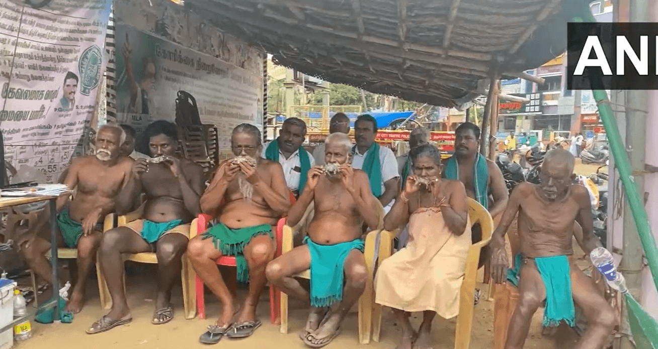 कावेरी जल विवाद को लेकर तमिलनाडु में अनोखा प्रदर्शन, किसानों ने मुंह में मरे हुए चूहे रखकर जताया विरोध